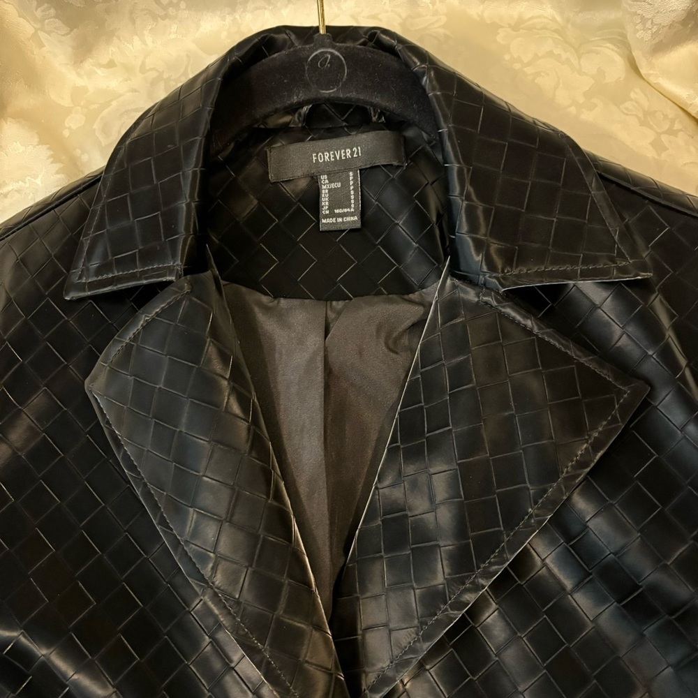 ❤️2/$15 or 3/$21❤️ NWOT Forever 21 Black Faux Leather Open Jacket, Size S - Picture 3 of 9